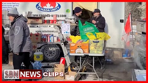TRUCKERS PREPARING HOT MEALS FOR THE HOMELESS AT CONFEDERATE PARK IN OTTAWA, MSM SILENT - 5978