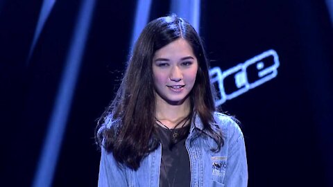 Blind Audition - วี วิโอเลต Sings Leaving On A Jet Plane - by John Denver