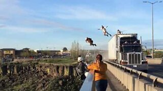 Jovens fazem BASE jump de camião em movimento