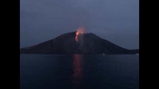 Utrolige optagelser af Strombolis vulkan der går i udbrud!