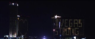 Message of hope on the Las Vegas Strip: Wynn displays 'Vegas Strong'