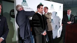 Medical College of Wisconsin makes Aaron Rodgers honorary doctor