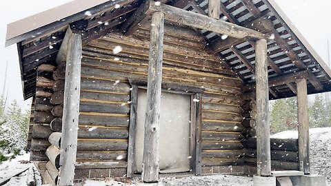 WHAT'S THAT OUTSIDE?!?!?! | Rustic North Blowout Log Cabin Shelter @ Ray Benson Sno-Park | 4K Oregon