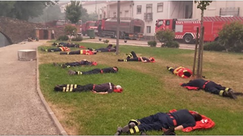 Here's The Truth Behind The Photo Of Firefighters That's Being Shared All Over Facebook This Week