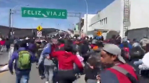 Bill Melugin: Over 1,000 migrants rush bridge linking Mexico to US in El Paso, Texas