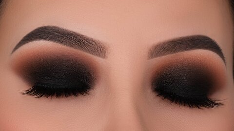 Smokey eyes makeup