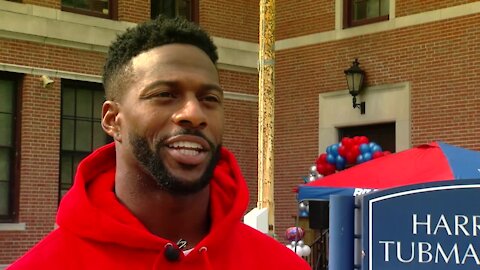 Buffalo Bills WR Emmanuel Sanders visit Buffalo students