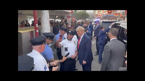 TRUMP❤️🇺🇸⭐️TAKES SELFIE🤍👮🤳WITH PHILADELPHIA PATRIOT POLICE🇺🇸💙👮‍♂️🤳🚔👮🏻‍♀️⭐️