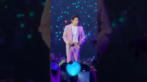 Tae giving flowers to army in concert
