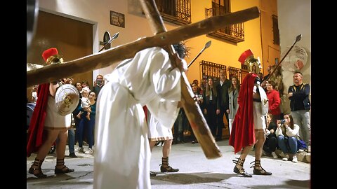 Semana Santa| Los reyes de España y sus hijas ven la Pasión viviente de Chinchón