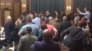 Chaos erupts at Nelson Mandela Bay council sitting over new DA councillor (KAj)