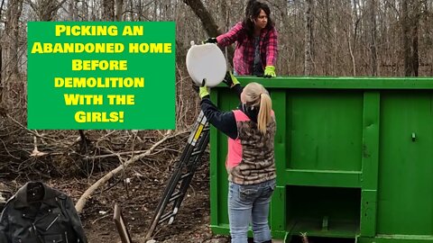 Picking an abandoned Southern Illinois home vacant since 1983! The girls vs. the guys! Country VLOG!