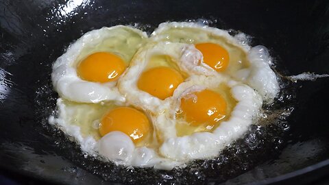 Huevo frito sobre arroz frito - Comida Callejera Coreana