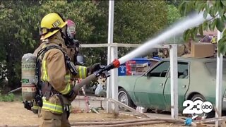 Bakersfield crews battle abandoned house fire