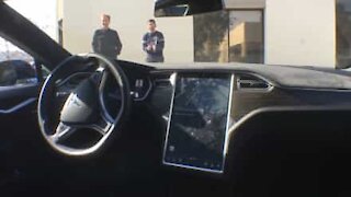 Ecco come una Tesla si parcheggia da sola