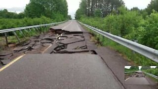 Le inondazioni distruggono una strada degli Stati Uniti