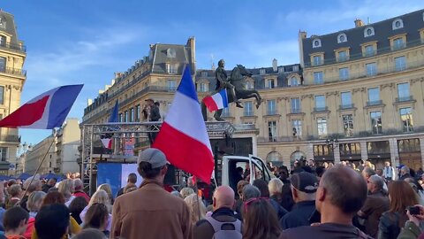 Rendez-vous de la Résistance, Place des Victoires à Paris le 22/10/2022 - Karl prend la parole.