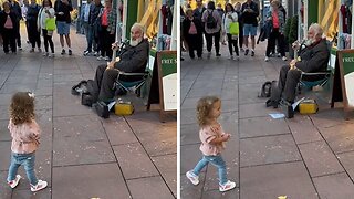 Little Girl Has The Most Hilarious Reaction To Busker Signing "Twinkle Twinkle'