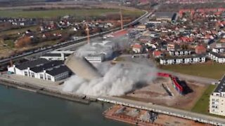 Demolizione: silo di 53 metri crolla su una biblioteca pubblica