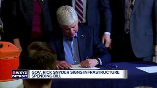 Gov. Rick Snyder signs bill for $175 million boost in road spending