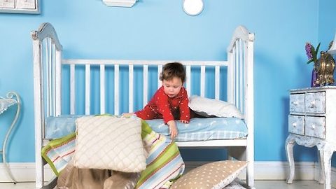 Watch a clever baby how to get off a bed