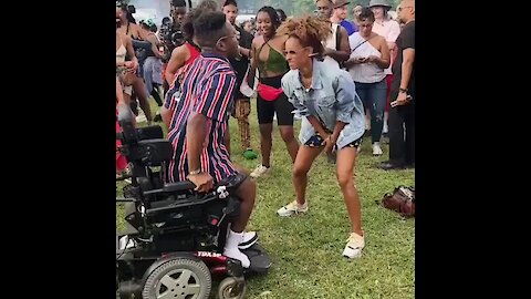 Man in wheelchair can't stop dancing during music festival