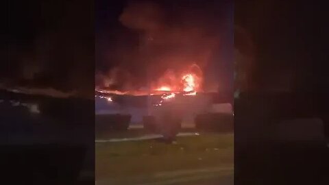 Frankrijk: Groot winkelcentrum aan de rand van Parijs dat tot de grond toe afbrandt