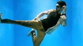 Dançarino segura o fôlego para dançar debaixo d’água