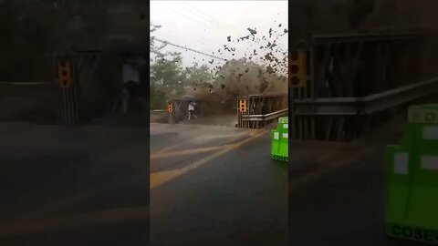 Gigantic Flashflood Costa Rica, Río Aguas Zarcas, Man runs for his life