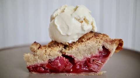How to Make Homemade Strawberry Rhubarb Pie with a Double Crumb Topping