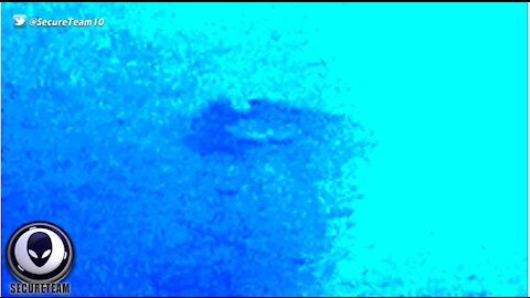 DO YOU SEE IT? - Spying Alien Ship Caught Hiding In Clouds Over Memphis