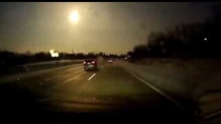 Meteornedfald blev filmet fre en bil i Michigan, USA