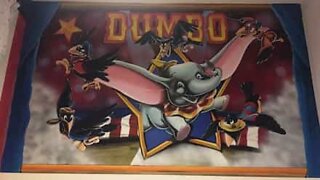 Far maler sønnens soverom med Dumbo tema