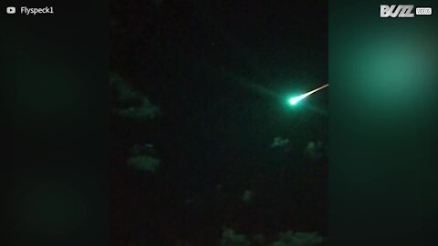Burning meteorite lights up night sky over Australia