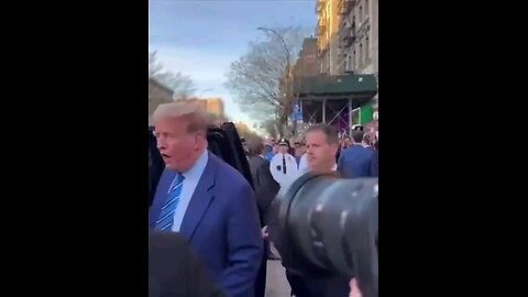 PresidentTrump stops in his tracks when he sees NYPDOfficers I love you guys! You guys are the best!