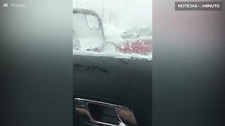Carro conversível fica atolado na neve