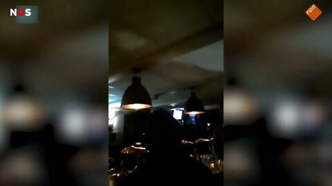 Feyenoord hooligans vallen AZ café aan, beelden van binnen in het café