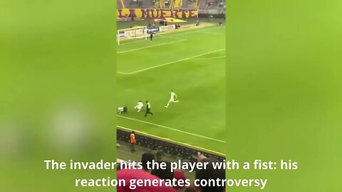 The invader hits the player with a fist: his reaction generates controversy #fight