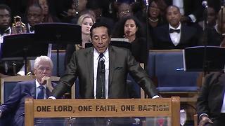 Smokey Robinson sings to Aretha Franklin during her funeral