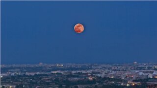 A 'Super Blood Flower Moon' Will Be Visible In Canada This Month & Here's How To See It