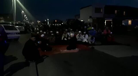 SOUTH AFRICA - Cape Town - Manenberg Iftaar (Video) (fjG)