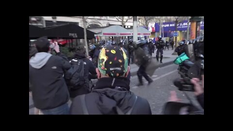 🚔Police TACKLE Protestor 😡(WTF)