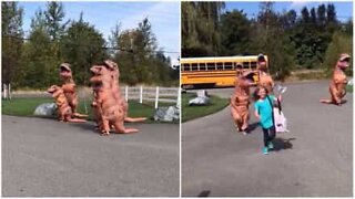 Bambina arriva a scuola e viene accolta dai ‘T-Rex’