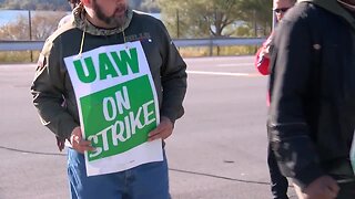 Union boosts strike pay for GM workers as talks continue