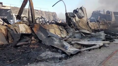 Incendie à Donetsk hypermarché "Galaxy" après le bombardement par les forces armées ukrainiennes.!