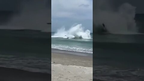 Plane crashes on the shore 🛩️ Glad everyone is okay! 📌 Cocoa Beach Airshow 📷 @reefbreak (IG)