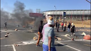 Protesters block roads with rocks and burning tyres in Mzimhlophe (Bgb)