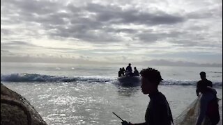 The Shark Exclusion Net keeps Fish Hoek beach safe (Video) (Bi2)