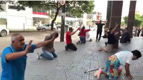 With the church closed, faithfull has to pray on the sidewalk in Belo Horizonte (BR) in April 2020