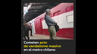 Decenas de personas vandalizan un tren en el metro de Chile